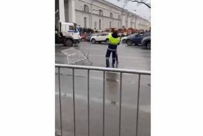 Мужчина напал на сотрудника ДПС в центре Петербурга