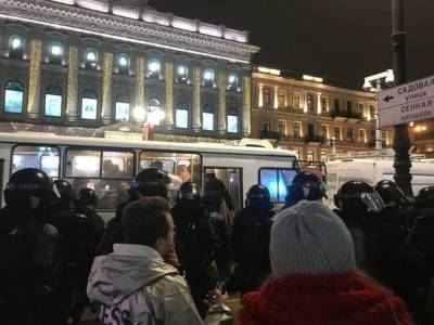 В Петербурге у Гостиного двора проходят жесткие задержания