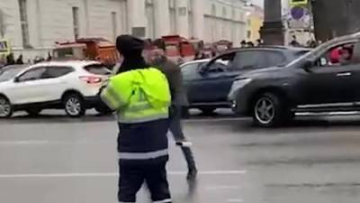 Удар в сотрудника ДТП во время протестов в Петербурге обернулся уголовным делом