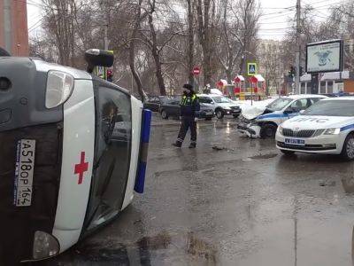 В Саратове скончался пациент перевернувшейся от столкновения с машиной полиции "скорой"