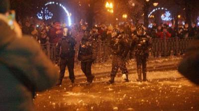 Протесты за Навального в Москве превратились в снежные побоища: пострадала машина ФСБ – видео