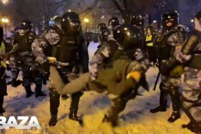 Насилием отвечают на насилие: в Москве продолжаются жесткие задержания протестующих