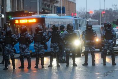 СК объявил о проверках по факту насилия в отношении сотрудников полиции в центре Москвы