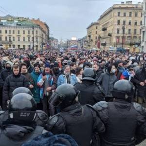 На протестах в России задержали более 1 тыс. человек