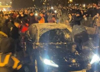 В центре Москвы протестующие выбили глаз водителю автомобиля с мигалкой