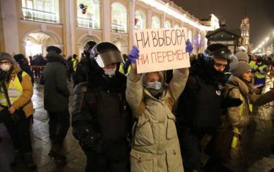 Дубинки против снежков. Последствия митингов в России в цифрах