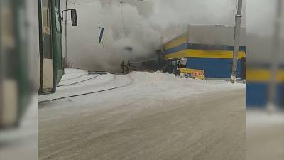 Автосервис загорелся после мощного взрыва в Новосибирске.