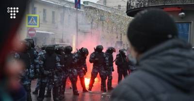 В Москве силовики жестоко разгоняют протестующих, задержали сотни людей