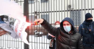 "Либералы, вы окружены!": в Киеве атаковали участников акции за Навального (видео)