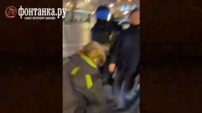СМИ: в Санкт-Петербурге полицейский ударил женщину ногой в живот