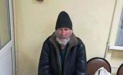 В Тюмени ищут родственников пенсионера, которого нашли в подъезде дома