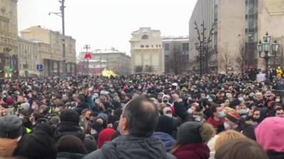 Почти 20 человек с COVID-19 посетили незаконный митинг в столице