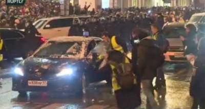 Во время несогласованной акции в Москве пострадал водитель служебного автомобиля - видео