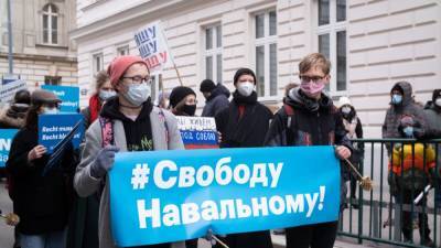 В России более 2100 задержанных на мирных акциях за Навального