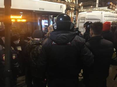 В Петербурге на митинге в поддержку Навального задержали противника Навального