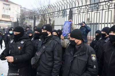 Под посольством РФ в Украине люди в масках подожгли плакаты с Навальным (ФОТО)