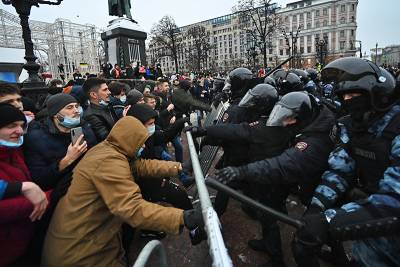 Следователи проводят проверки по фактам применения насилия к полицейским на акции в Москве