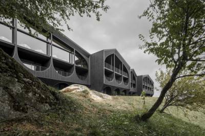 Строгий минимализм среди Альпийских гор: в Тироле открыли новый отель – фото