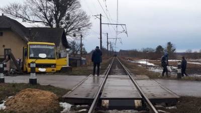 Один человек погиб при столкновении поезда и автобуса на Украине