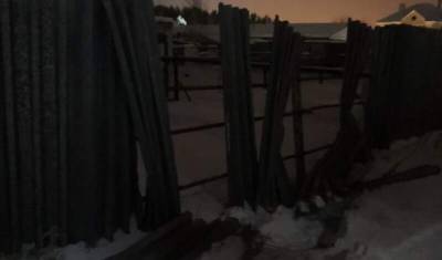 Фура снесла забор в тюменской деревне Патрушева