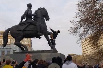 Казаки заявили, что спустивший на памятнике штаны краснодарец должен ответить по закону