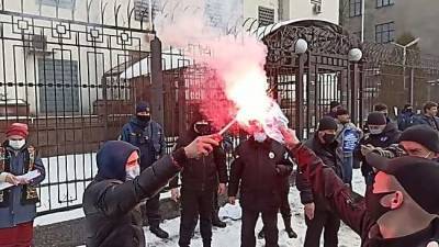 Украинские нацисты отлупили сторонников Навального в Киеве