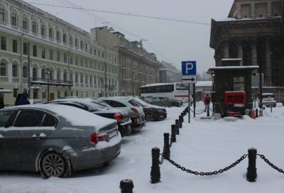 Стало известно, в каком случае с улиц Петербурга убирают брошенные машины