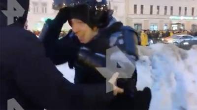 В Москве на незаконной акции распылили газ в лицо росгвардейцу