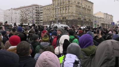 На правоохранителей бросались под крики "мирный протест"