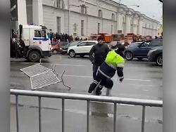 В Петербурге участник незаконного митинга напал на полицейского — видео