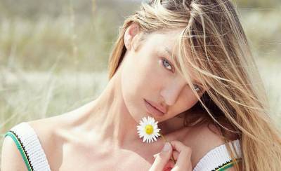 Звезда Victoria’s Secret Кэндис Свейнпол с горячей подружкой порезвились на пляже: «Два ангела»