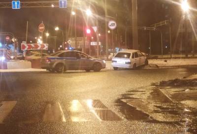 Водитель в Петербурге попытался скрыться от сотрудников ДПС и врезался в столб