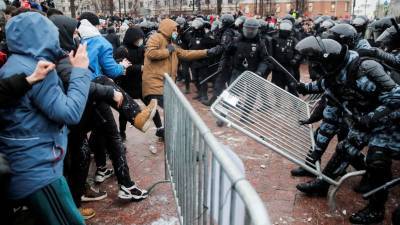 США и Евросоюз осудили разгон мирных протестов в России