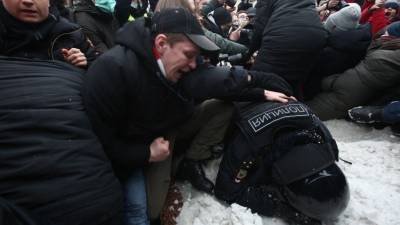 СК возбудил уголовные дела после нападения на силовиков на акции в Москве