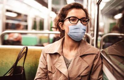 Даже в масках: во Франции врачи призвали не разговаривать в общественном транспорте