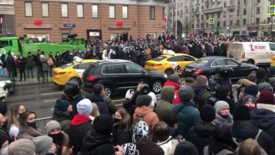 Уголовные дела возбудили после нападения на полицейских на митингах в Москве