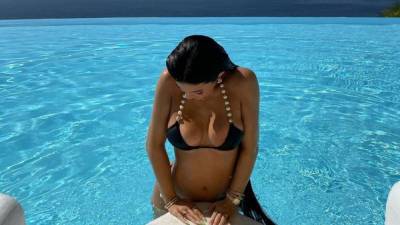 Кайли Дженнер выпятила пышную грудь в бассейне: сексуальные фото 18+