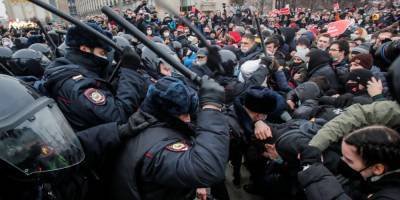 В Госдепе осудили подавление протестов в РФ и призвали освободит Навального