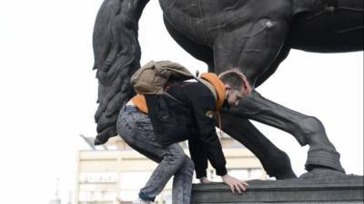 Участник незаконной акции в Краснодаре залез на памятник и оголил ягодицы