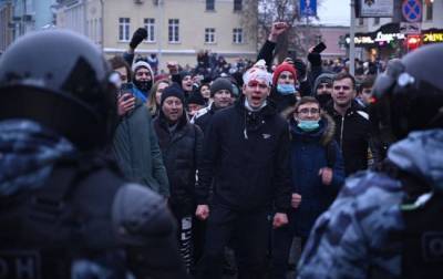 Протесты на России: неизвестный отправил силовика в нокаут и скрылся в толпе (ВИДЕО)