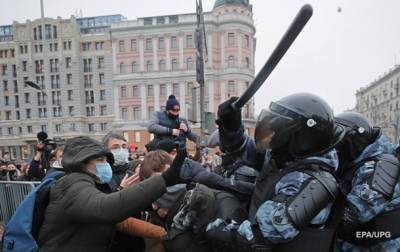 Киев и Вильнюс осудили насилие на акциях протеста в России