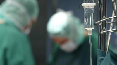 Во Франции провели первую в мире трансплантацию двух рук и плеча