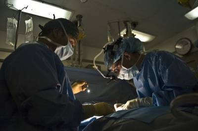 Во Франции провели первую в мире трансплантацию обеих рук и плеч
