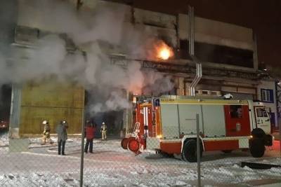 Пожар тушат в производственном здании в Екатеринбурге