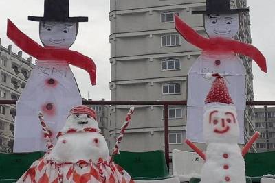 Румынские фанаты футбольного клуба слепили снеговиков-болельщиков