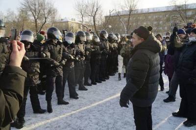 Полицейские и протестующие помогли мужчине, которому стало плохо на митинге в Красноярске