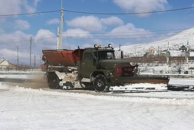 Федеральные трассы в Забайкалье расчищают 52 снегоуборочных машины