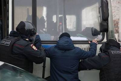 В Екатеринбурге силовиков закидали дымовыми шашками