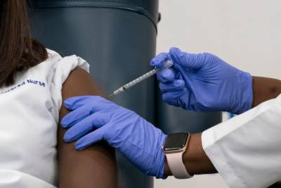В США начали расследование в связи со смертью человека после прививки от COVID-19