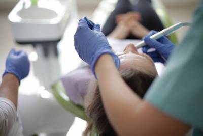Страх перед дантистом заставил британца вырвать себе зуб плоскогубцами
